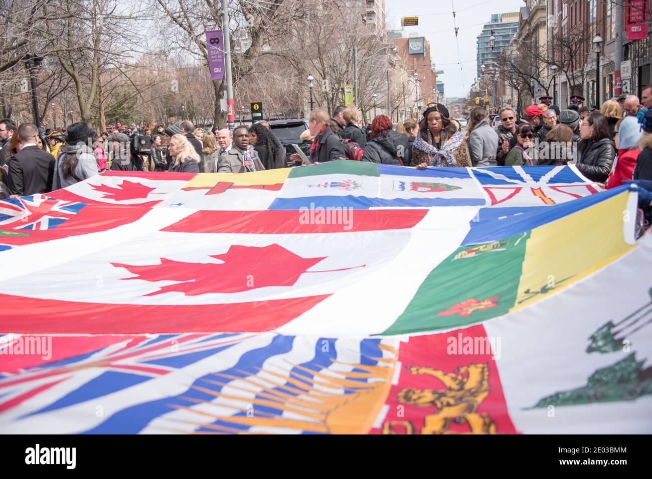 Rob Ford est un soutien avec un énorme drapeau multiple lors des funérailles de l'ancien maire à l'extérieur de la cathédrale Saint-James. Banque D'Images