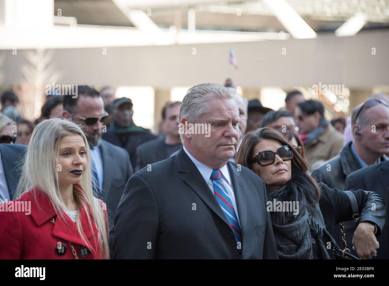 Krista, Doug et Karla Ford pendant Rob Ford, ancien maire de Toronto, scènes funéraires. La procession a marché de l'hôtel de ville à la cathédrale Saint-James Banque D'Images