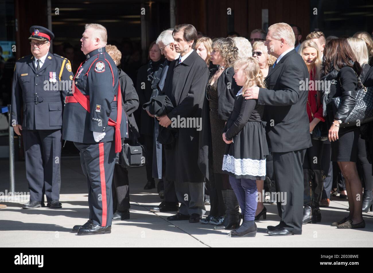 Famille Ford à l'extérieur de l'hôtel de ville pendant Rob Ford, ancien maire de Toronto, scènes funéraires. La procession a marché de l'hôtel de ville à la cathédrale Saint-James Banque D'Images