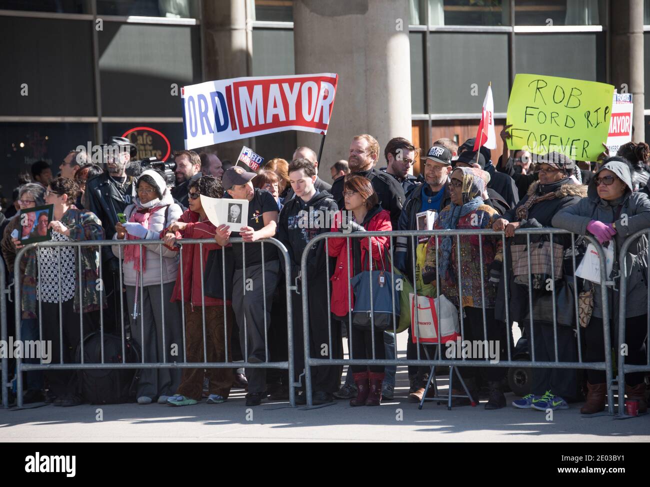 Grand public participant aux funérailles de Rob Ford, Toronto, Canada-mars 2016 Banque D'Images