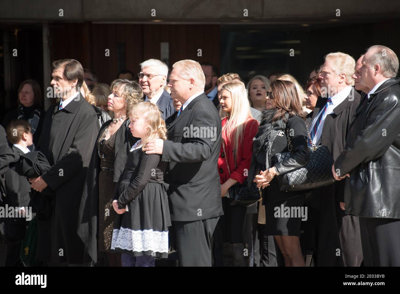 La famille Ford à l'extérieur de l'hôtel de ville pendant les funérailles de Rob Ford, ancien maire de Toronto. La procession a marché de l'hôtel de ville au chat de Saint-James Banque D'Images