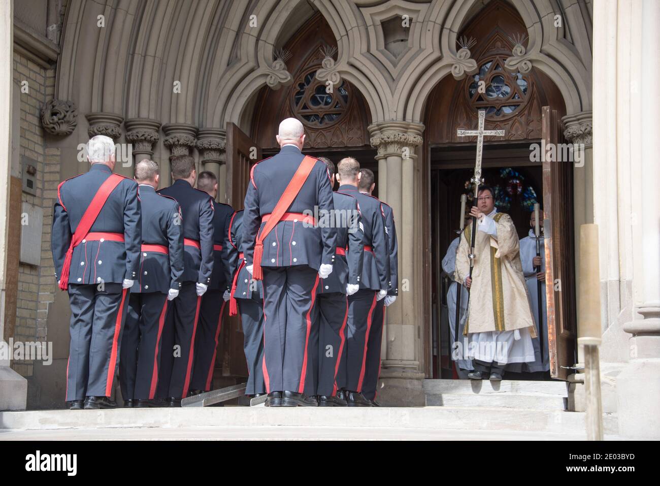La cérémonie de départ du cercueil durant Rob Ford, ancien maire de Toronto, scènes funéraires. La procession a marché de l'hôtel de ville à la cathédrale Saint-James Banque D'Images