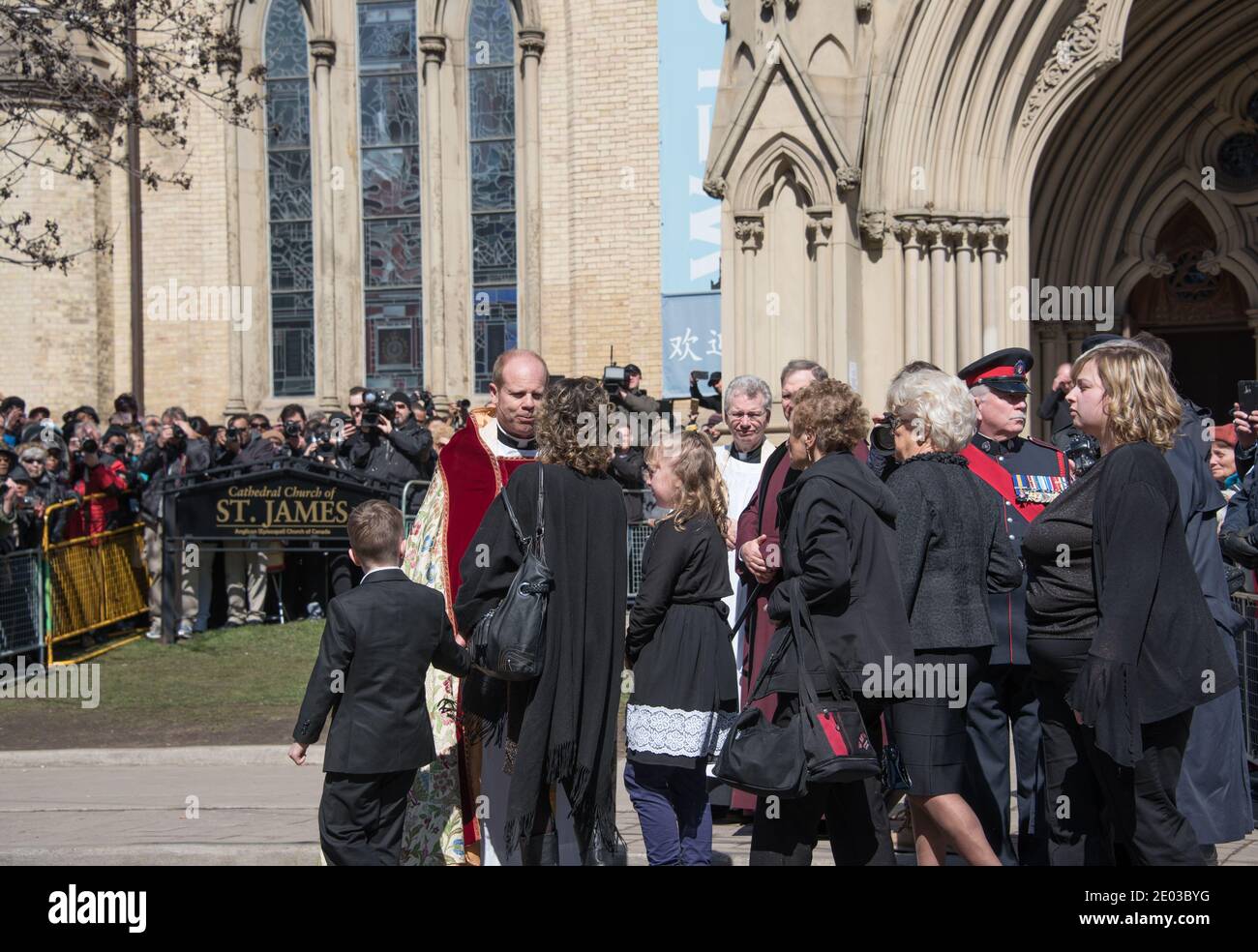 Le révérend Canon Andrew Asbil salue et parle à Renata Ford et aux enfants lors des funérailles de Rob Ford à la cathédrale Saint-James Banque D'Images