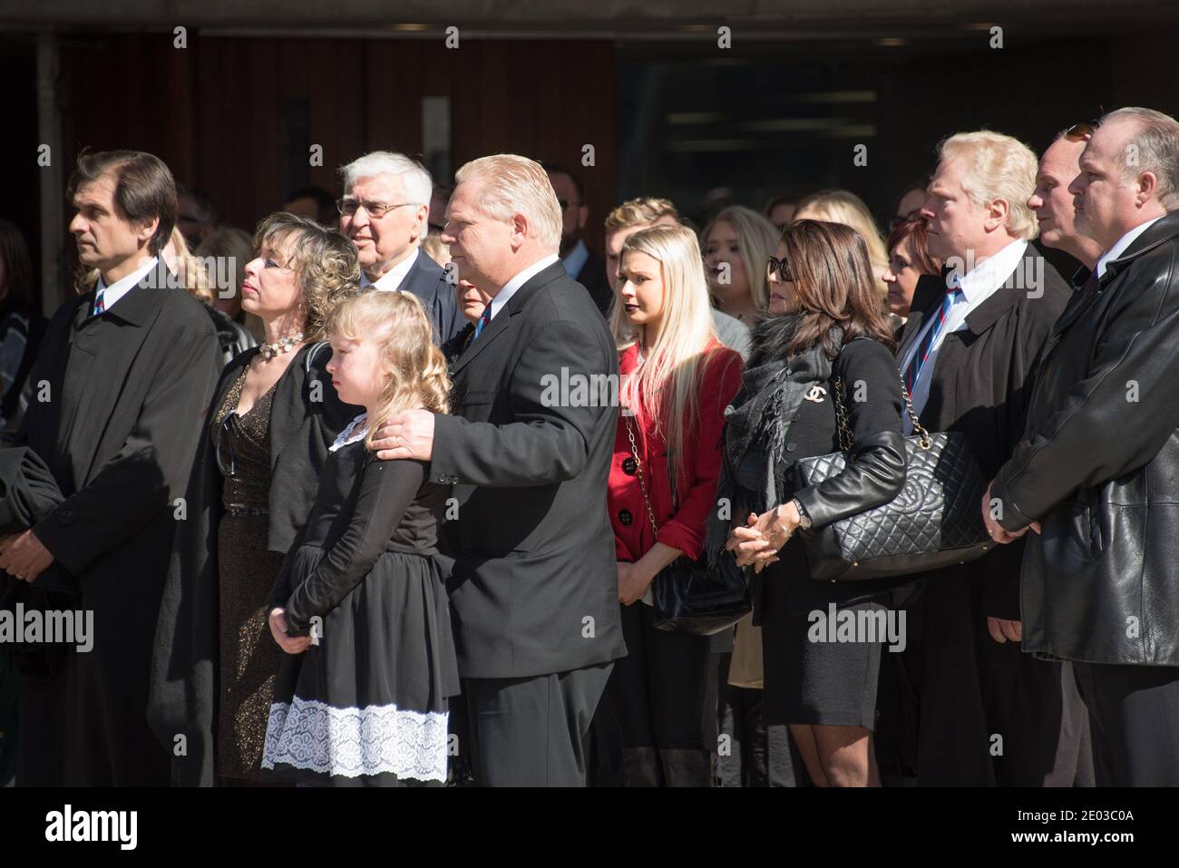 La famille Ford à l'extérieur de l'hôtel de ville pendant les funérailles de Rob Ford, ancien maire de Toronto. La procession a marché de l'hôtel de ville au chat de Saint-James Banque D'Images