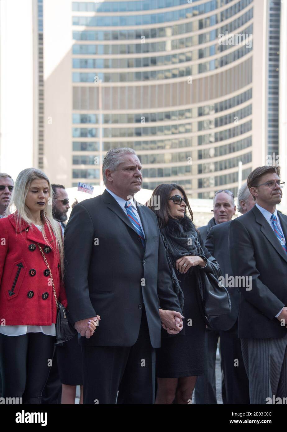 Krista, Doug et Karla Ford pendant Rob Ford, ancien maire de Toronto, scènes funéraires. La procession a marché de l'hôtel de ville à la cathédrale Saint-James Banque D'Images