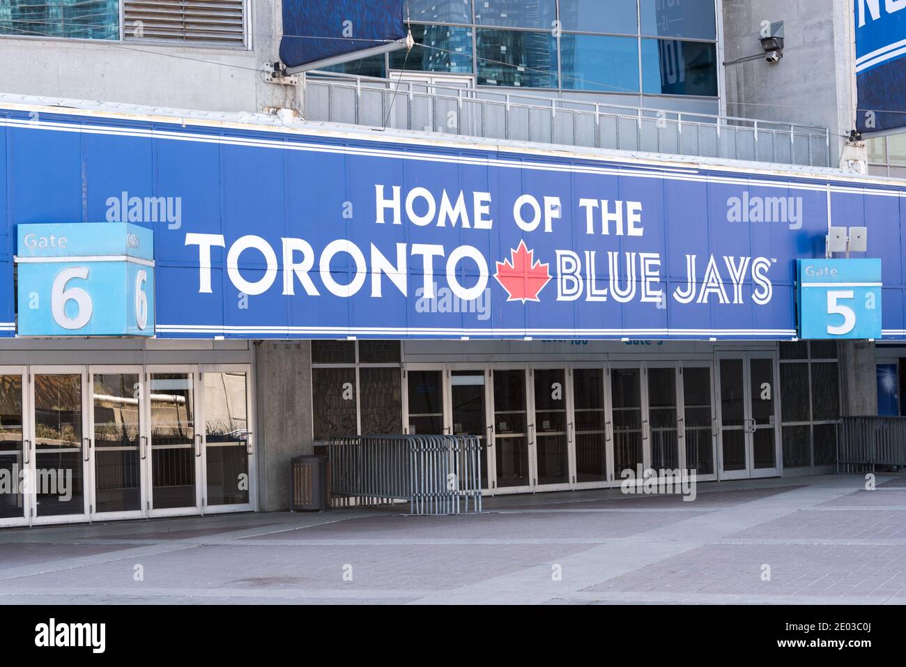 Entrée du Centre Rogers. Affiche de l'équipe de baseball Blue Jays en haut, Toronto, Canada- Banque D'Images
