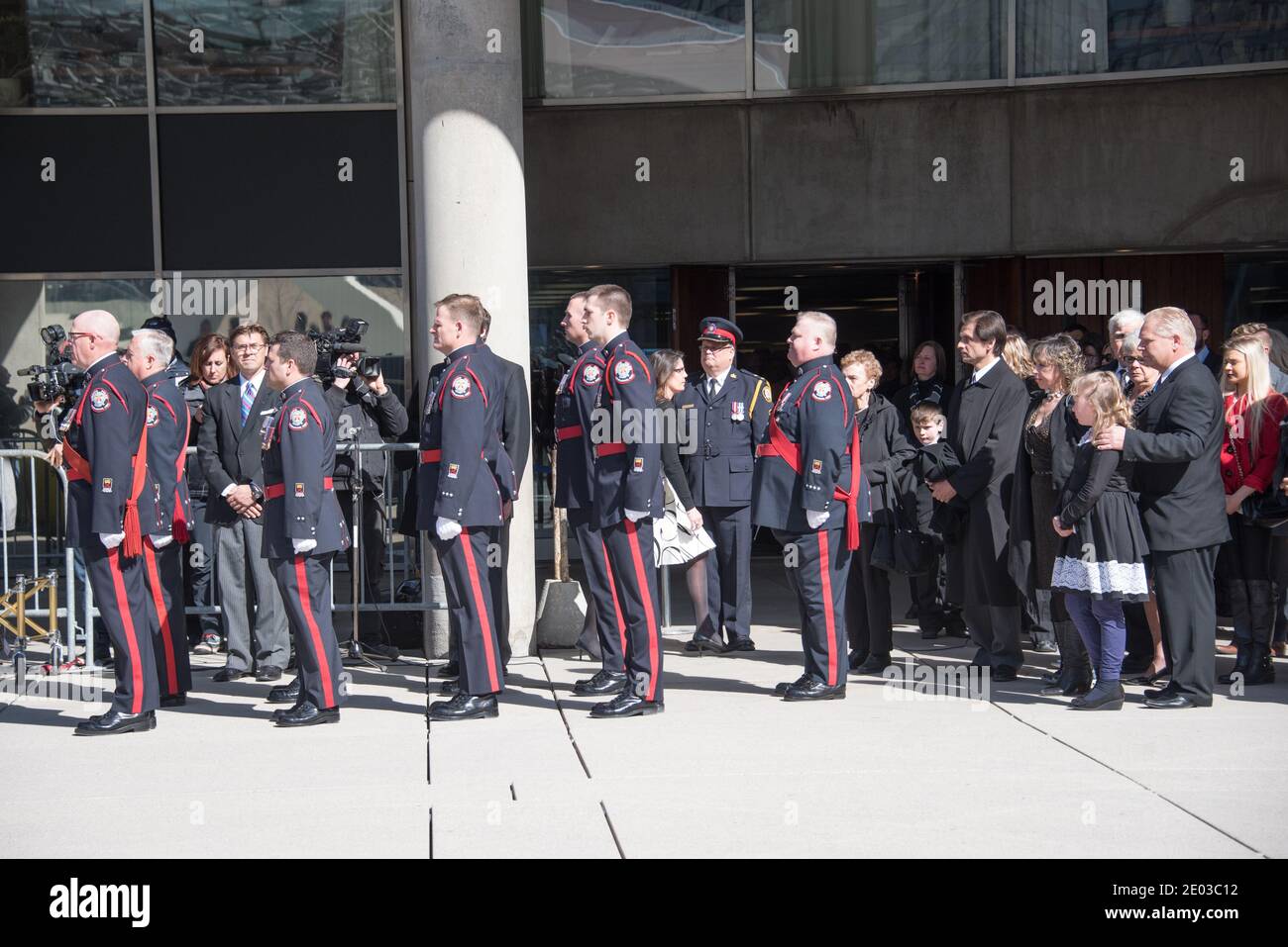 Famille Ford à l'extérieur de l'hôtel de ville pendant Rob Ford, ancien maire de Toronto, scènes funéraires. La procession a marché de l'hôtel de ville à la cathédrale Saint-James Banque D'Images