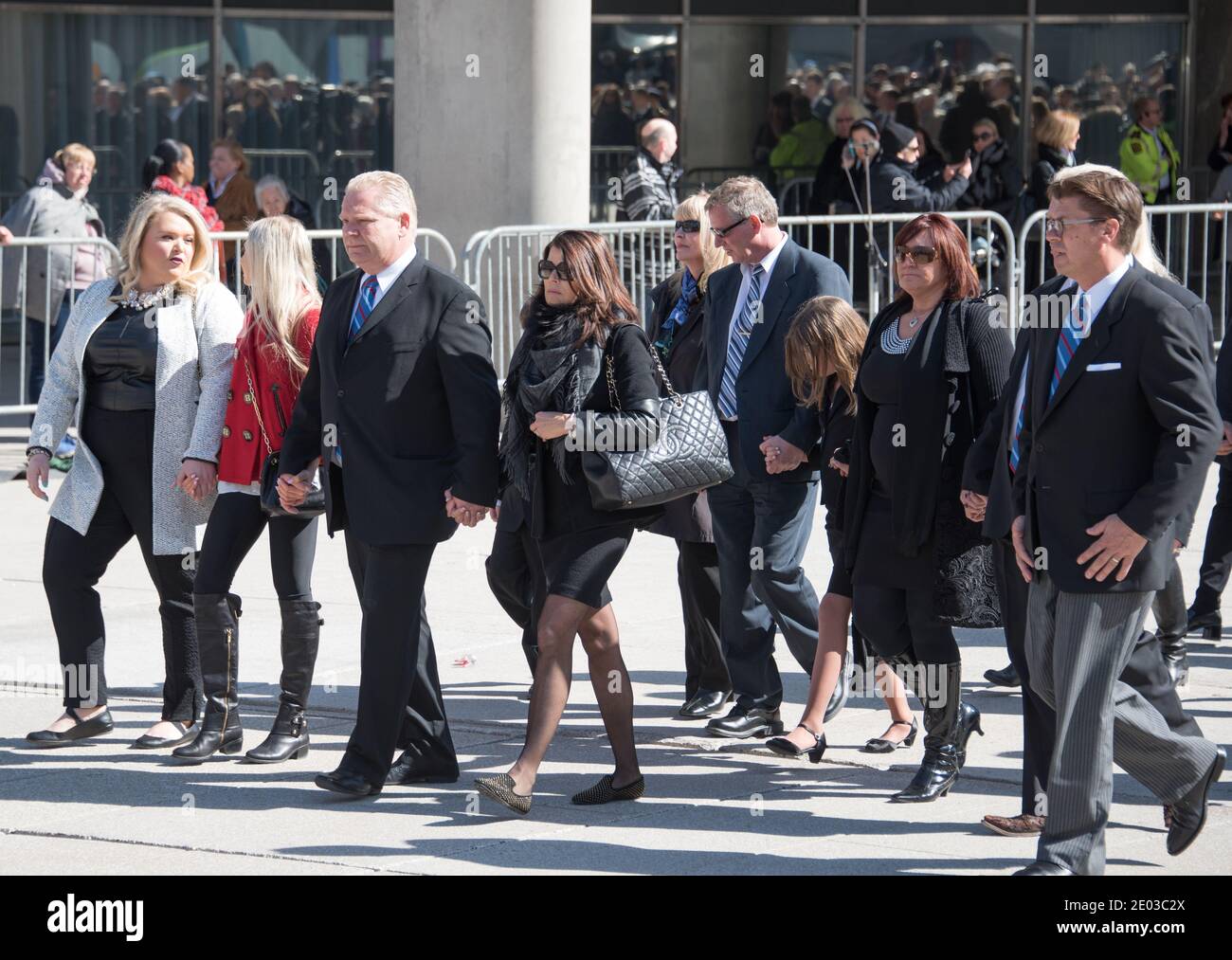 Doug Ford et sa famille quittent l'hôtel de ville pendant les funérailles de Rob Ford, ancien maire de Toronto. La procession a marché de l'hôtel de ville à St. James Banque D'Images