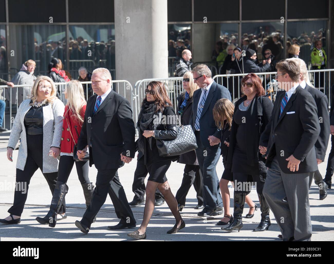 Doug,Karla et Krista Ford quittent l'hôtel de ville en duirng Rob Ford, ancien maire de Toronto, scènes funéraires. La procession a marché de l'hôtel de ville à la rue Banque D'Images