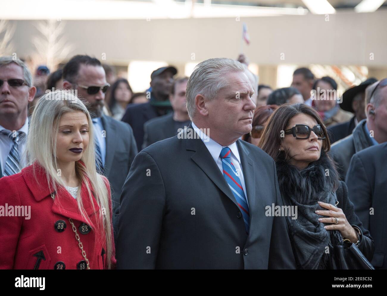 Krista, Doug et Karla Ford (de gauche à droite) pendant la marche funéraire de Rob Ford devant l'hôtel de ville et vers la cathédrale Saint-James. Banque D'Images
