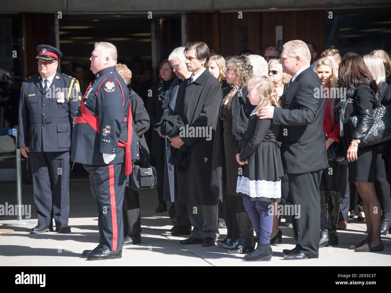 Famille Ford à l'extérieur de l'hôtel de ville pendant Rob Ford, ancien maire de Toronto, scènes funéraires. La procession a marché de l'hôtel de ville à la cathédrale Saint-James Banque D'Images
