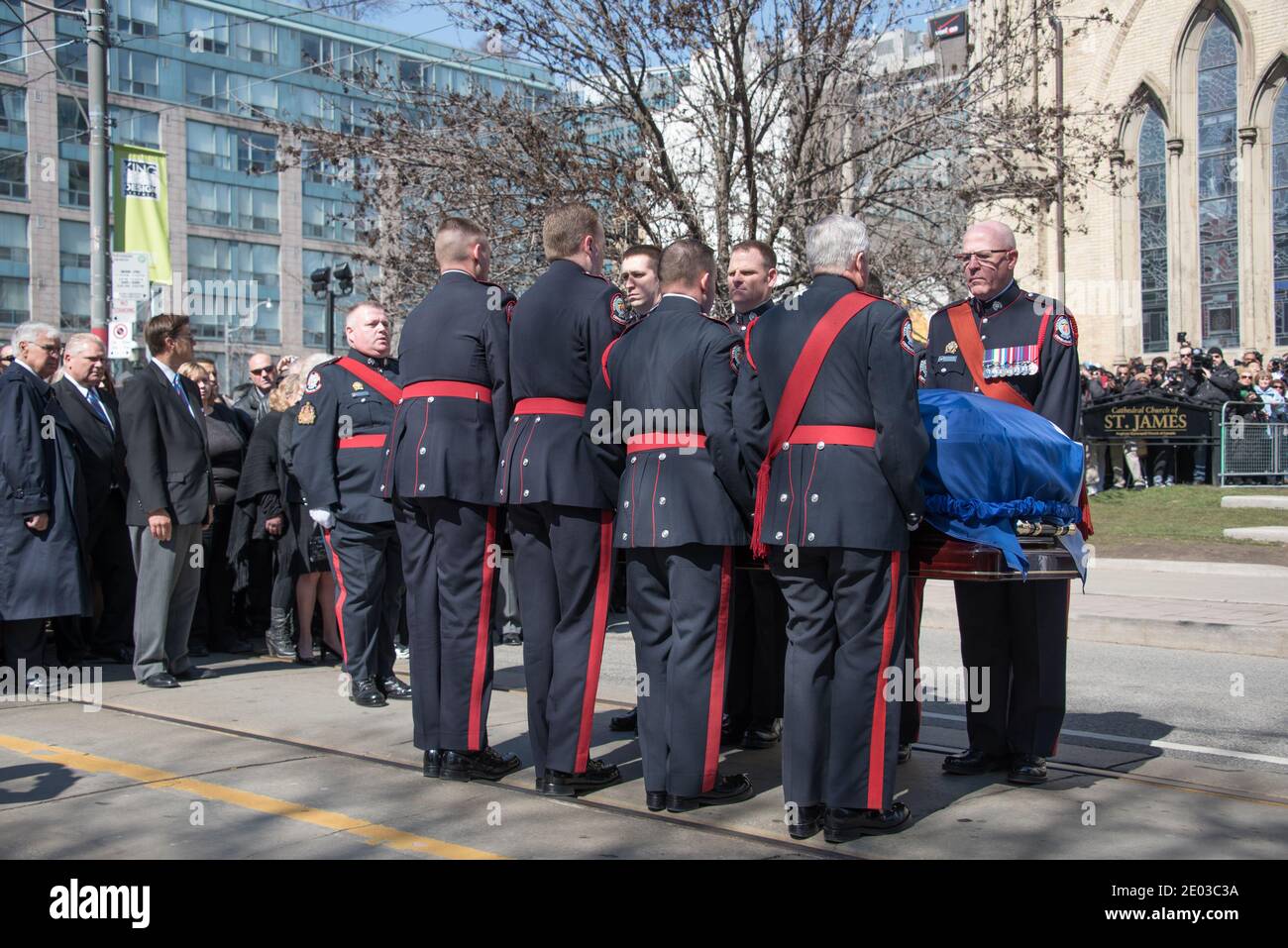 Rob Ford porte-caisse entrant dans la cathédrale Saint-James. Rob Ford, ancien maire de Toronto, scènes funéraires. La procession a marché de l'hôtel de ville à St. Jame Banque D'Images