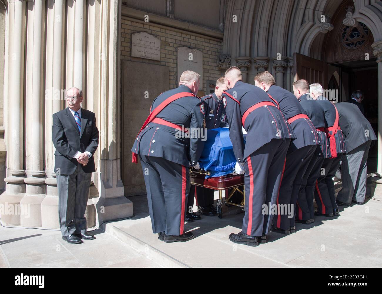 Le cercueil de Rob Ford entre dans St. Cathédrale James. Rob Ford, ancien maire de Toronto, scènes funéraires. La procession a marché de l'Hôtel de ville à la St. James Banque D'Images