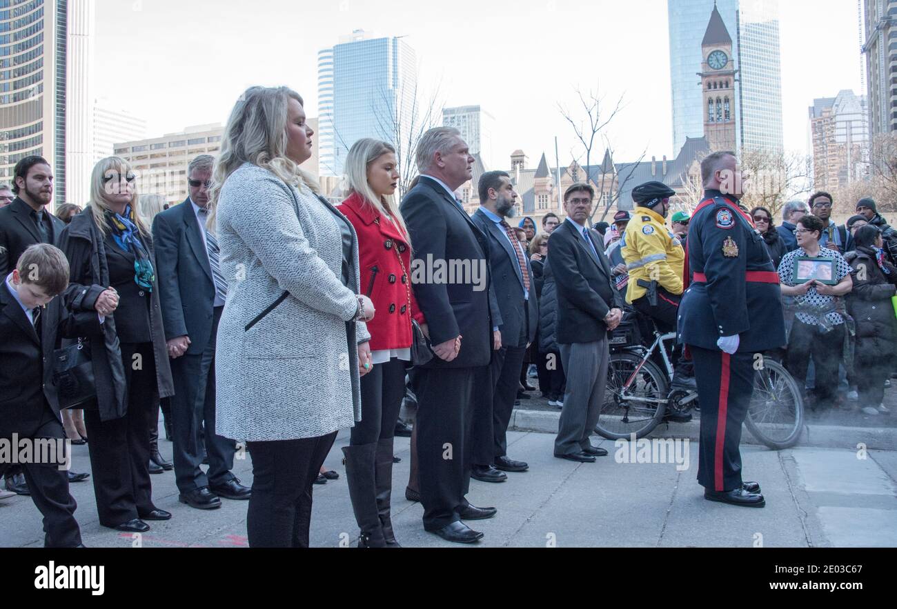 Famille Ford et ancien hôtel de ville pendant Rob Ford, ancien maire de Toronto, scènes funéraires. La procession a marché de l'hôtel de ville à la cathédrale Saint-James Banque D'Images