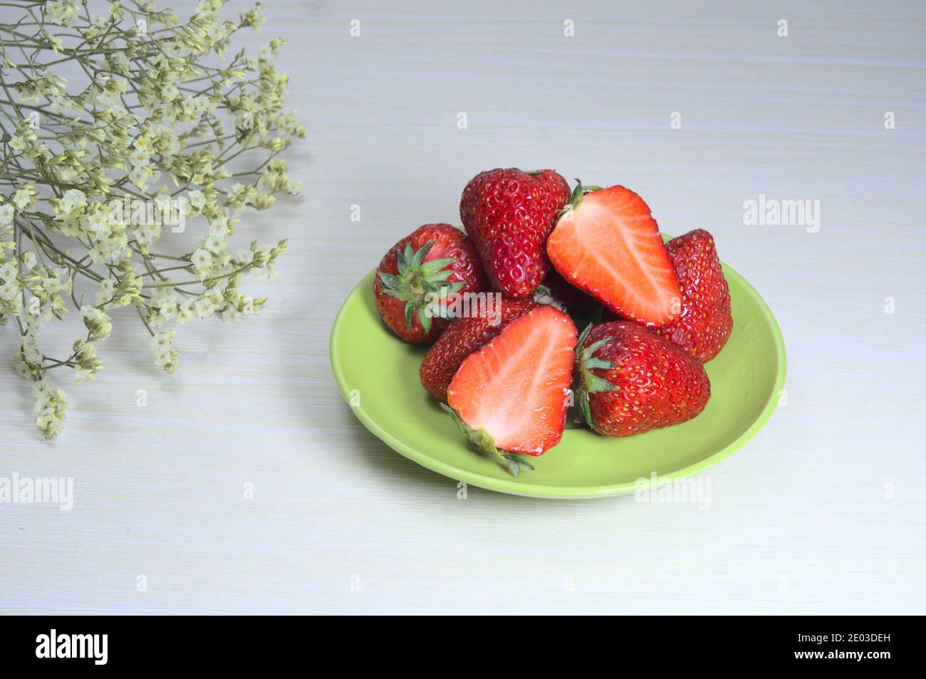 Assiette de fraises et de gitsophila, fruits mûrs rouges sur assiette ...