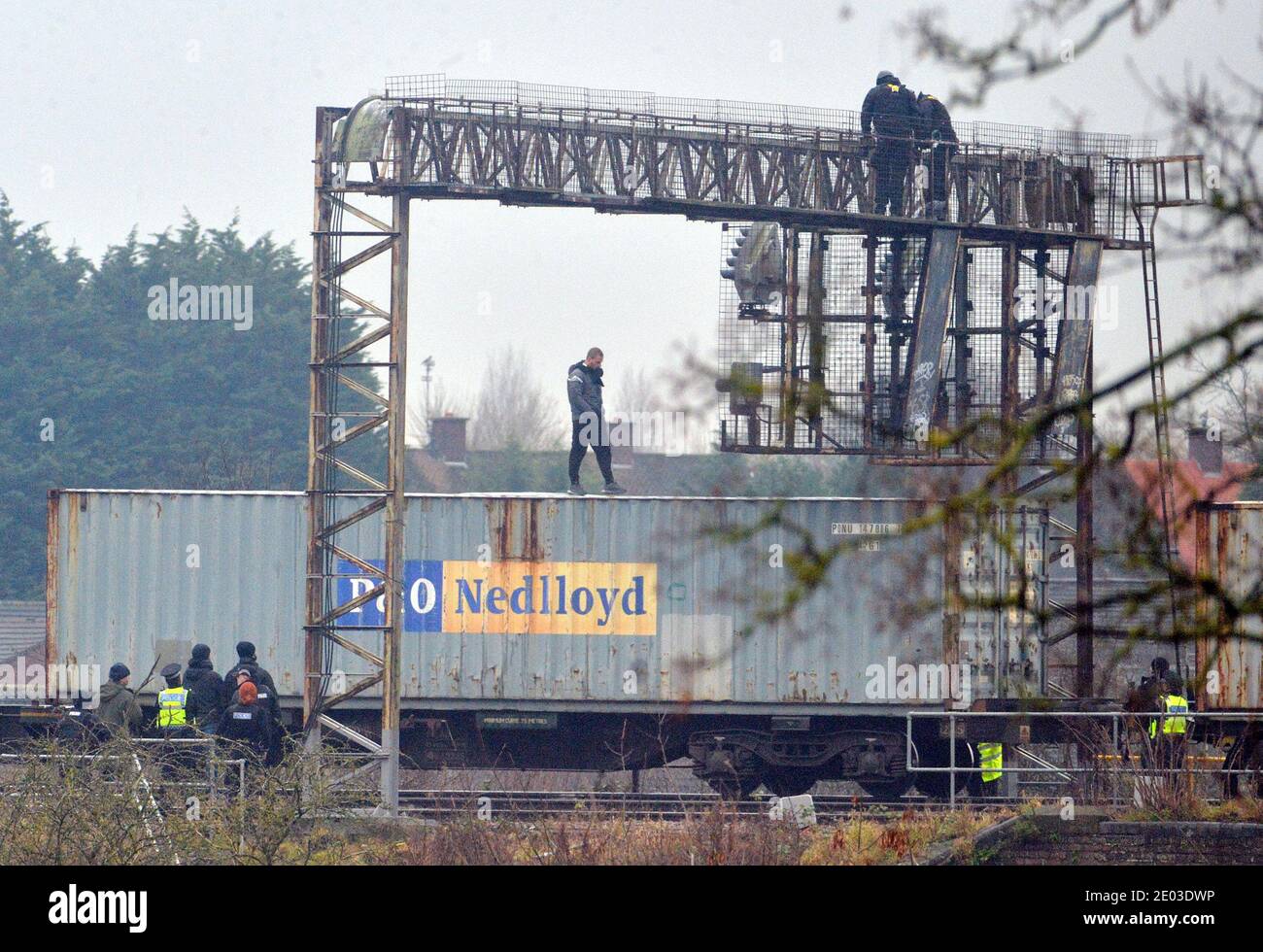 Leicester, Leicestershire, Royaume-Uni 29 décembre 2020. Un homme se tient au sommet d'un train de marchandises à Leicester arrêtant des trains à Leicester et hors de Leicester pendant plus de six heures. Crédit : Alex Hannam/Alay Live News Banque D'Images