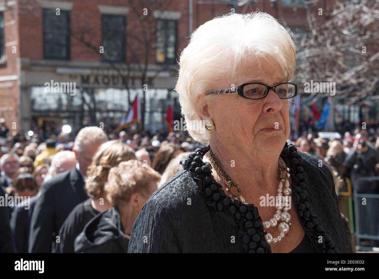 Diane Ford entre à la cathédrale Saint James lors des funérailles de son fils Rob Ford, Toronto, Canada-mars 2016 Banque D'Images