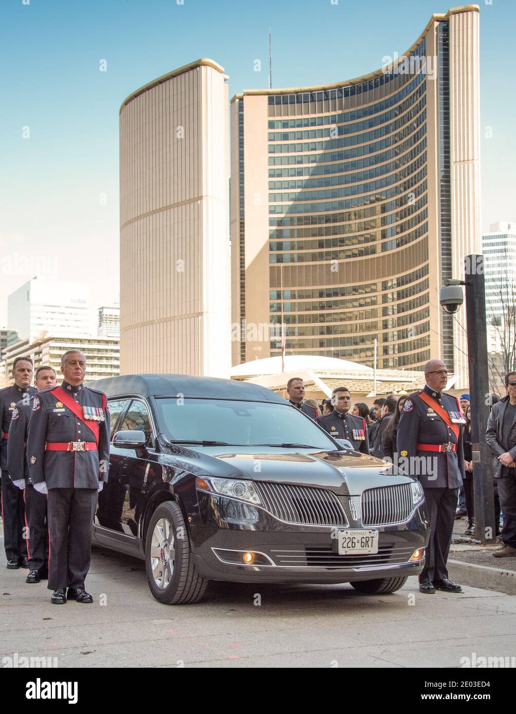Voiture funéraire et hôtel de ville pendant Rob Ford, ancien maire de Toronto, scènes funéraires. La procession a marché de l'hôtel de ville à la cathédrale Saint-James W Banque D'Images