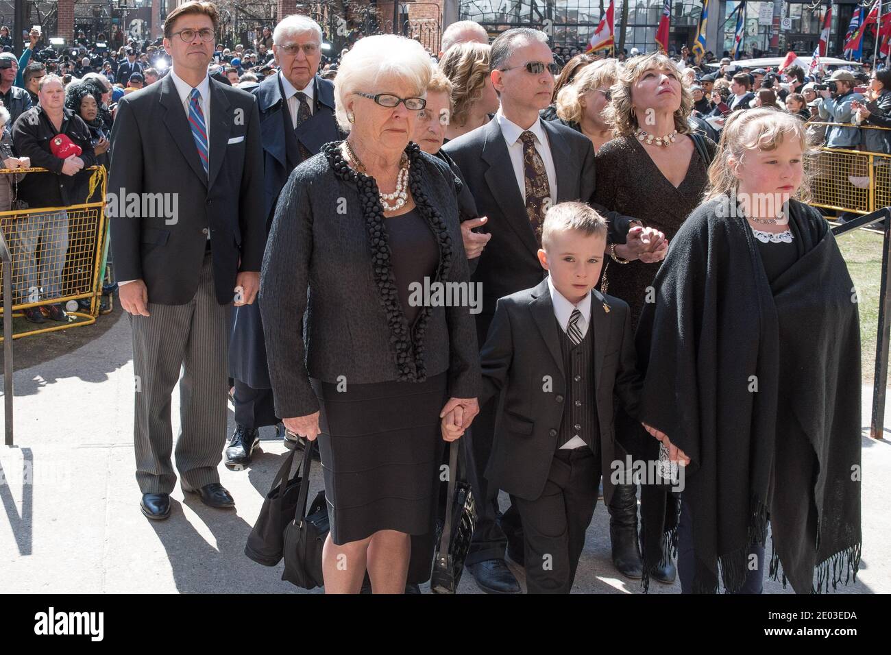 Diane Ford entre à la cathédrale Saint James lors des funérailles de son fils Rob Ford, Toronto, Canada-mars 2016 Banque D'Images