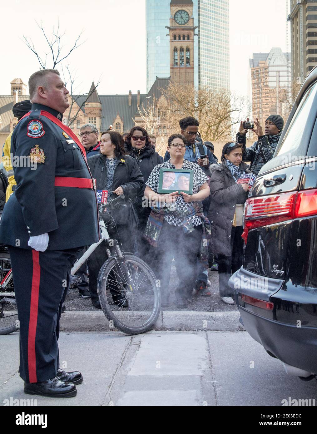Rob Ford Supporters et le vieil hôtel de ville pendant Rob Ford, ancien maire de Toronto, les scènes funéraires. La procession a marché de l'hôtel de ville à la rue J. Banque D'Images