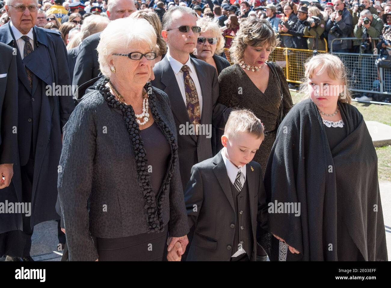 Diane Ford entre à la cathédrale Saint James lors des funérailles de son fils Rob Ford, Toronto, Canada-mars 2016 Banque D'Images