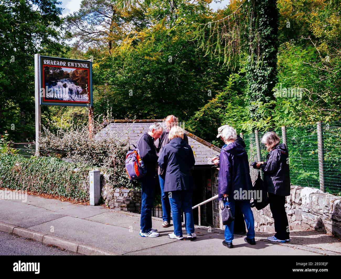 Visiteurs sur la chaussée à l'extérieur de l'entrée du point de vue pour Swallow Falls Rhaeadr Ewynnol), Betws-y-Coed, Conwy, Nord du pays de Galles, Royaume-Uni Banque D'Images