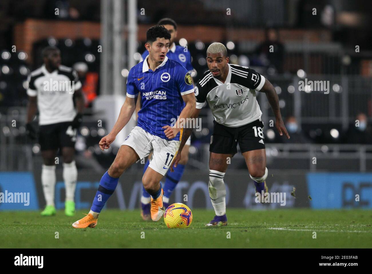 Londres, Royaume-Uni. 28 décembre 2020. Steven Alzate, de Brighton & Hove Albion, est défié par Mario Lemina, de Fulham, lors du match de la Premier League entre Fulham et Brighton et Hove Albion à Craven Cottage, Londres, Angleterre, le 16 décembre 2020. Photo de Ken Sparks. Utilisation éditoriale uniquement, licence requise pour une utilisation commerciale. Aucune utilisation dans les Paris, les jeux ou les publications d'un seul club/ligue/joueur. Crédit : UK Sports pics Ltd/Alay Live News Banque D'Images