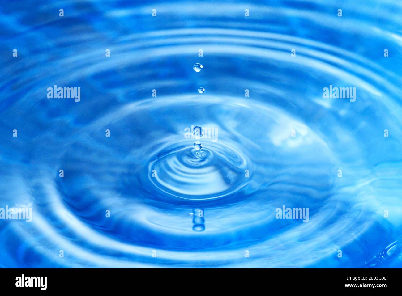 Chute d'eau éclabousse et se déverse. Figer le mouvement. Liquide propre Banque D'Images