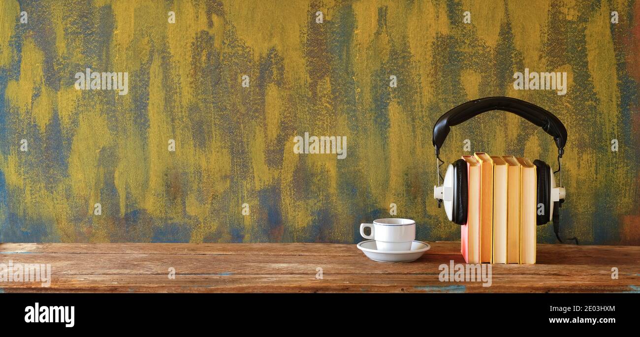 concept de livre audio avec rangée de livres et écouteurs vintage, bon espace de copie Banque D'Images