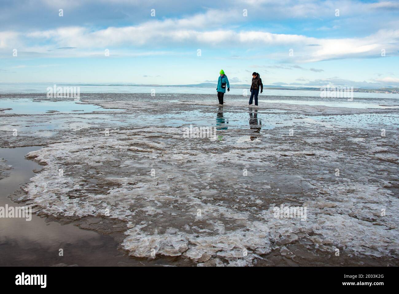 Morecambe Bay, Lancashire, Royaume-Uni. 29 décembre 2020. Si froid que la mer a gelé à Hest Bank sur la baie de Morecambe, Morecambe, Lancashire. Crédit : John Eveson/Alamy Live News Banque D'Images