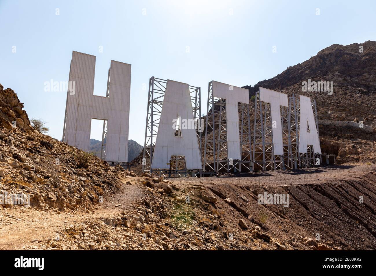 Grand panneau Hatta dans les montagnes Hajar, les lettres de style hollywoodien au sommet de la colline, Émirats arabes Unis. Banque D'Images