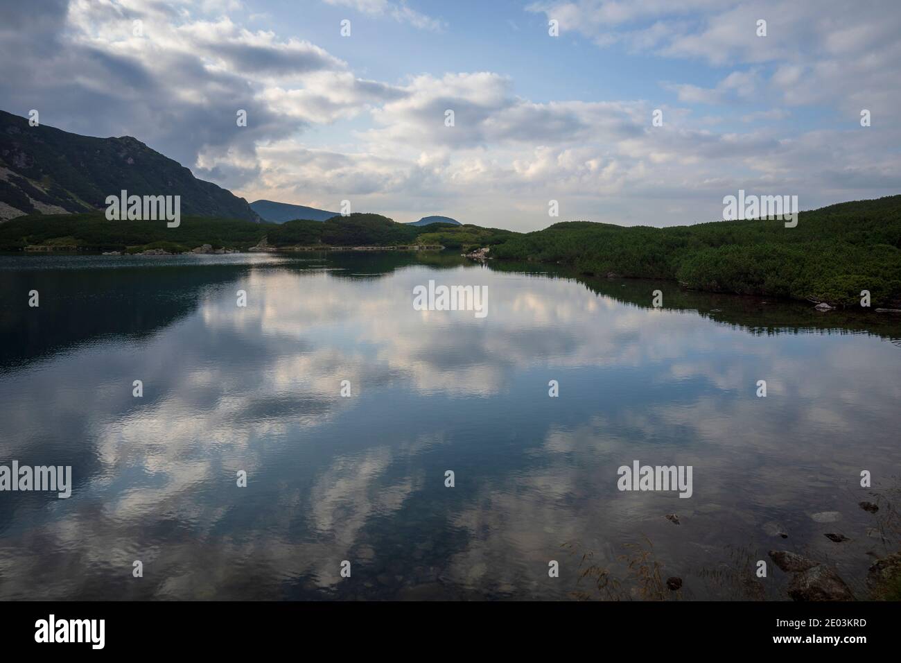 Gasienicowy Black Pond beau lac propre dans les Tatras polonaises. Banque D'Images