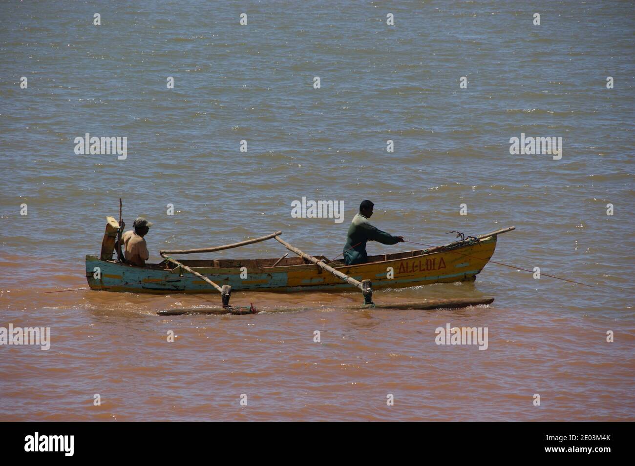 Pêcheurs utilisant un bateau en bois équipé de stabilisateurs de base pour  la stabilisation Photo Stock - Alamy