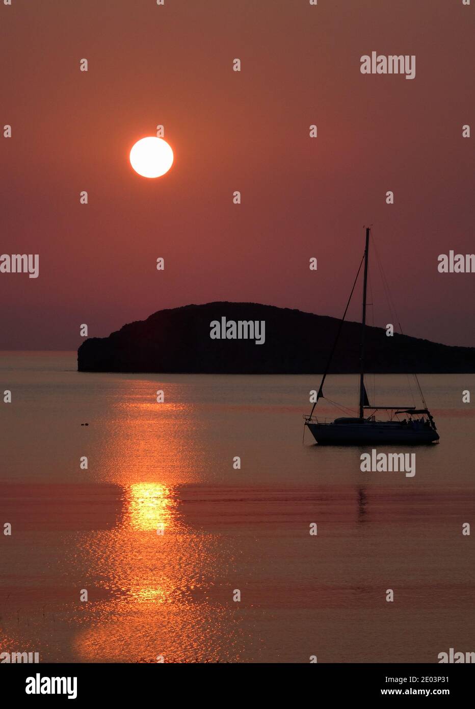 Coucher de soleil sur la plage de Plati , Myrina, l'île de Lemnos dans les îles grecques avec vue sur Ormos Vatopediou , la montagne Athos en arrière-plan Banque D'Images