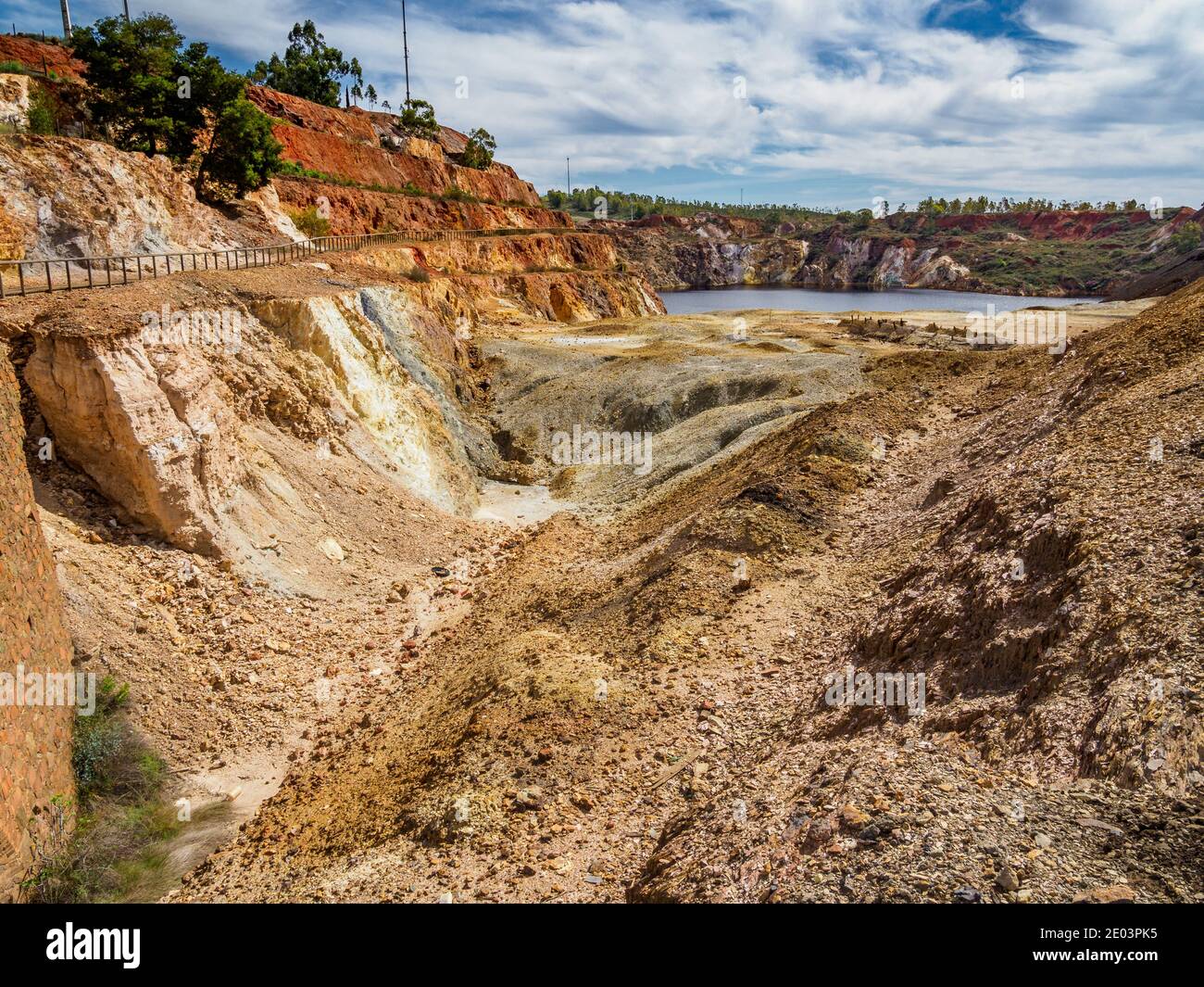 La mine São Domingos est une mine abandonnée de pyrites de cuivre et de soufre à ciel ouvert à Corte do Pinto, Alentejo, Portugal. Banque D'Images