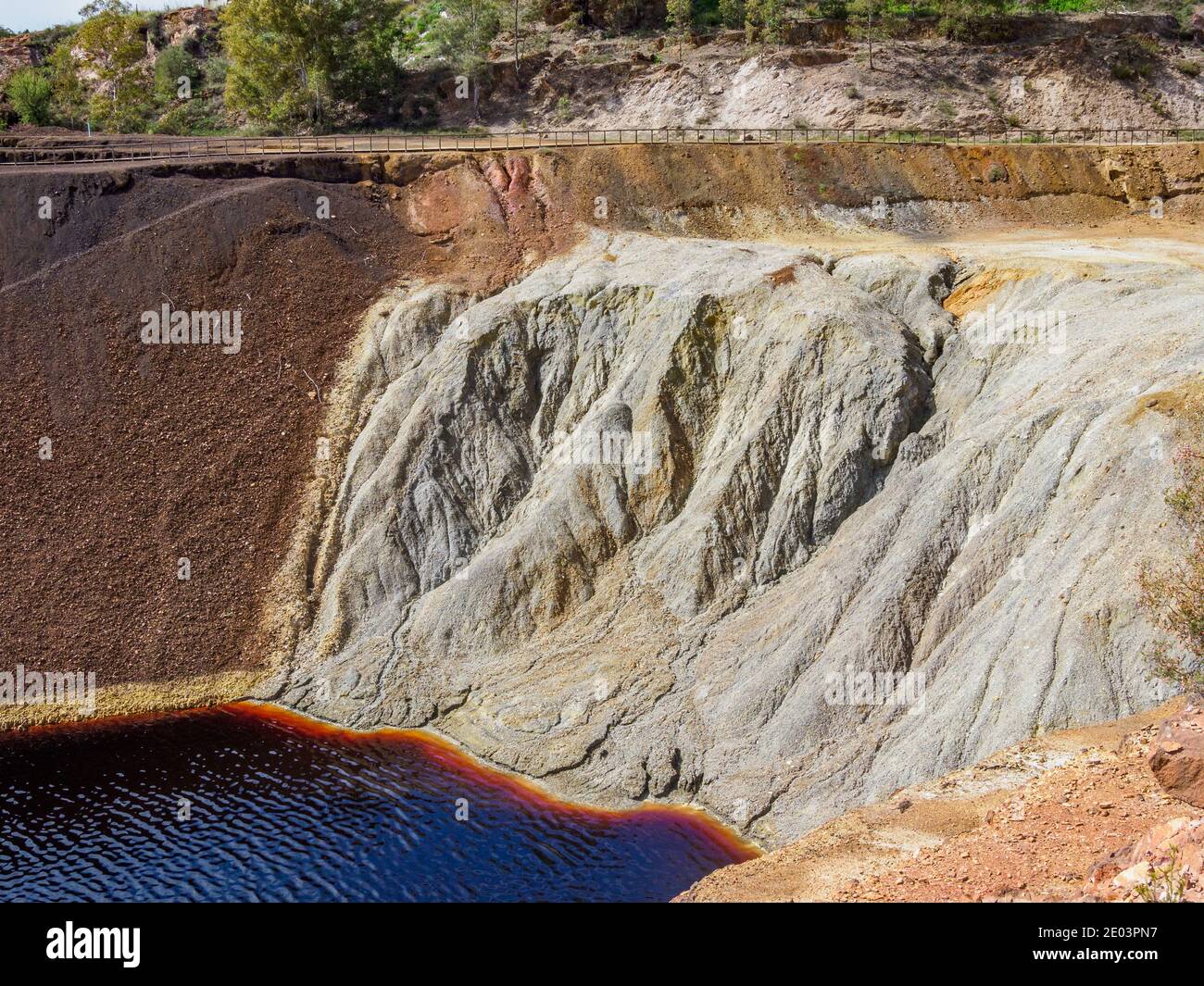 La mine São Domingos est une mine abandonnée de pyrites de cuivre et de soufre à ciel ouvert à Corte do Pinto, Alentejo, Portugal. Banque D'Images