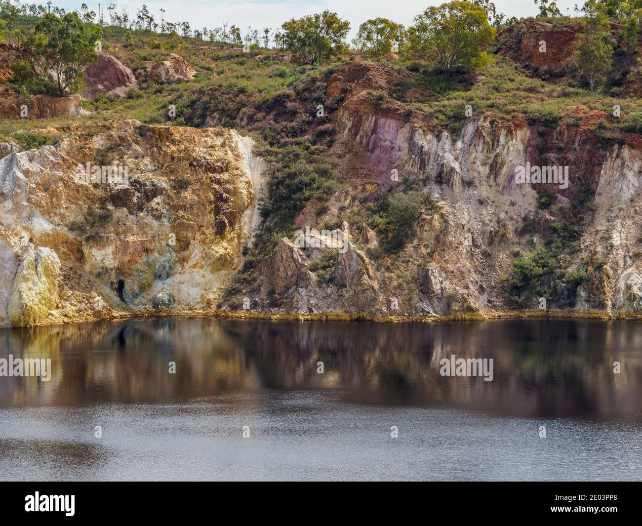 La mine São Domingos est une mine abandonnée de pyrites de cuivre et de soufre à ciel ouvert à Corte do Pinto, Alentejo, Portugal. Banque D'Images