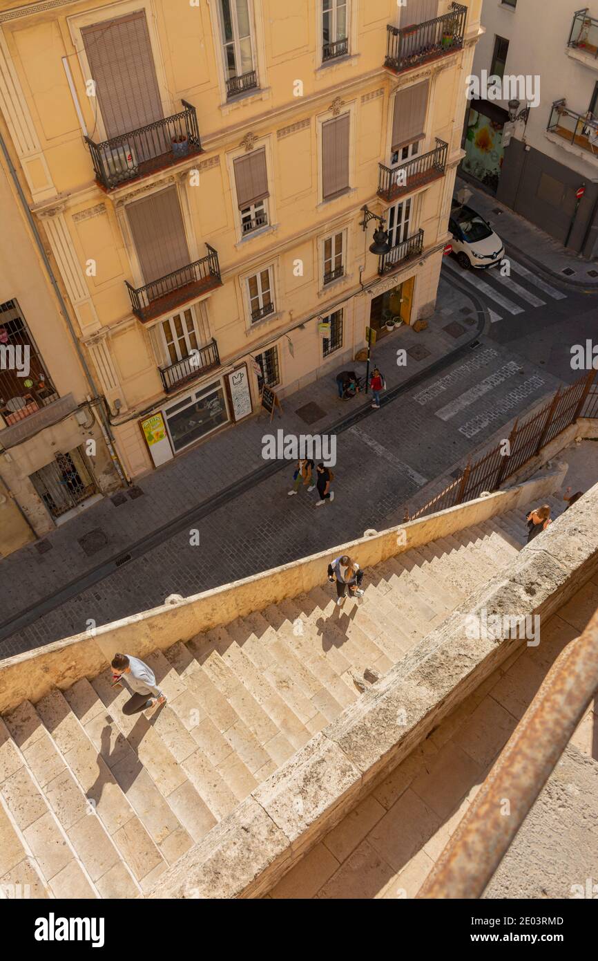 Valence, Espagne. 11 octobre 2020 : escalier d'accès. Tours quart, ou tours Cuarte. XV siècle. Rue à l'arrière Banque D'Images
