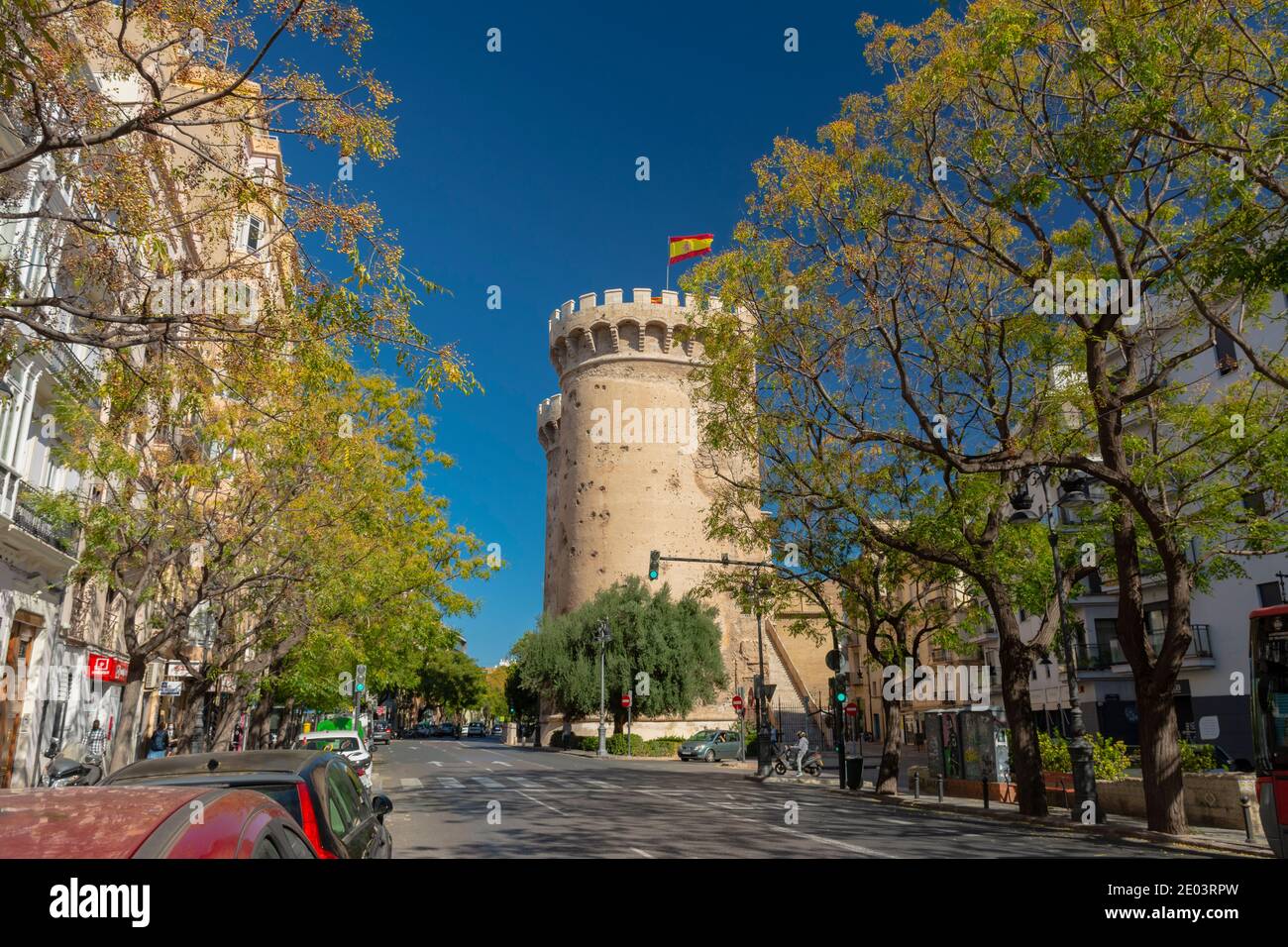 Valence, Espagne. 11 octobre 2020 : partie sud des tours Quart ou Cuarte, et rue Guillem de Castro. Les trous causés pendant l'indépendance wa Banque D'Images