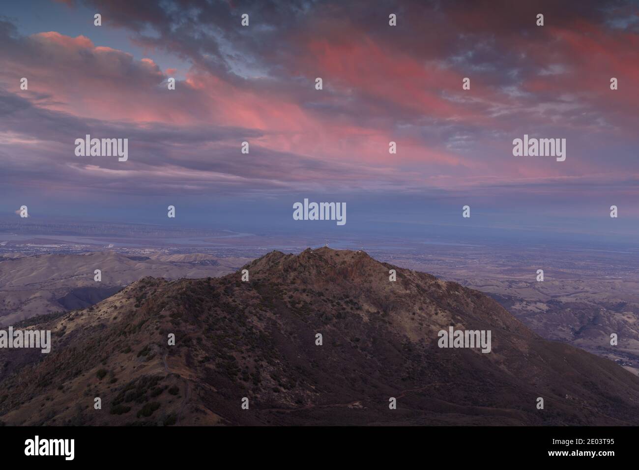 Crépuscule sur le pic du Nord via le pic principal. En arrière-plan se trouve Antioch sur la gauche, et Brentwood sur la droite. Banque D'Images