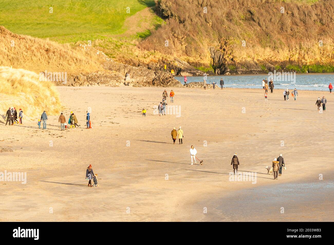 Inchydoney, West Cork, Irlande. 29 décembre 2020. Inchydoney Beach près de Clonakilty a été rempli de randonneurs et de surfeurs cet après-midi. Bien que froid et venteux, le soleil se déllantes, faisant de la plage une destination populaire. Crédit : AG News/Alay Live News Banque D'Images