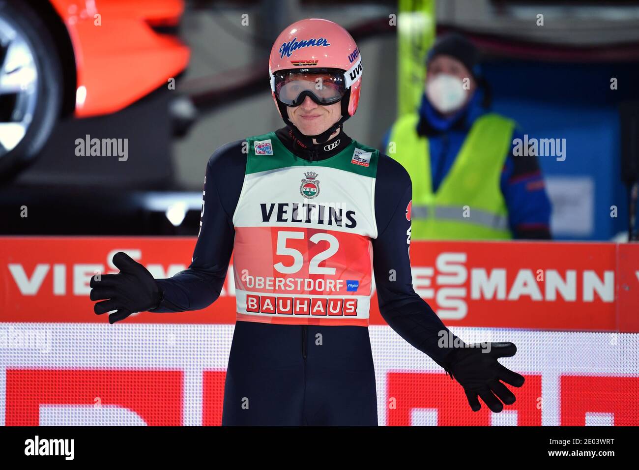 Oberstdorf, Allemagne. 29 décembre 2020. Karl GEIGER (GER) après son premier saut dans la colline de saut à ski, geste, action, image simple, couper un motif, demi-figure, demi-figure. Saut à ski, 69e tournoi international de quatre collines 2020/21. Ouverture du concours à Oberstdorf, AUDI ARENA, le 29 décembre 2020. | utilisation dans le monde crédit: dpa/Alay Live News Banque D'Images