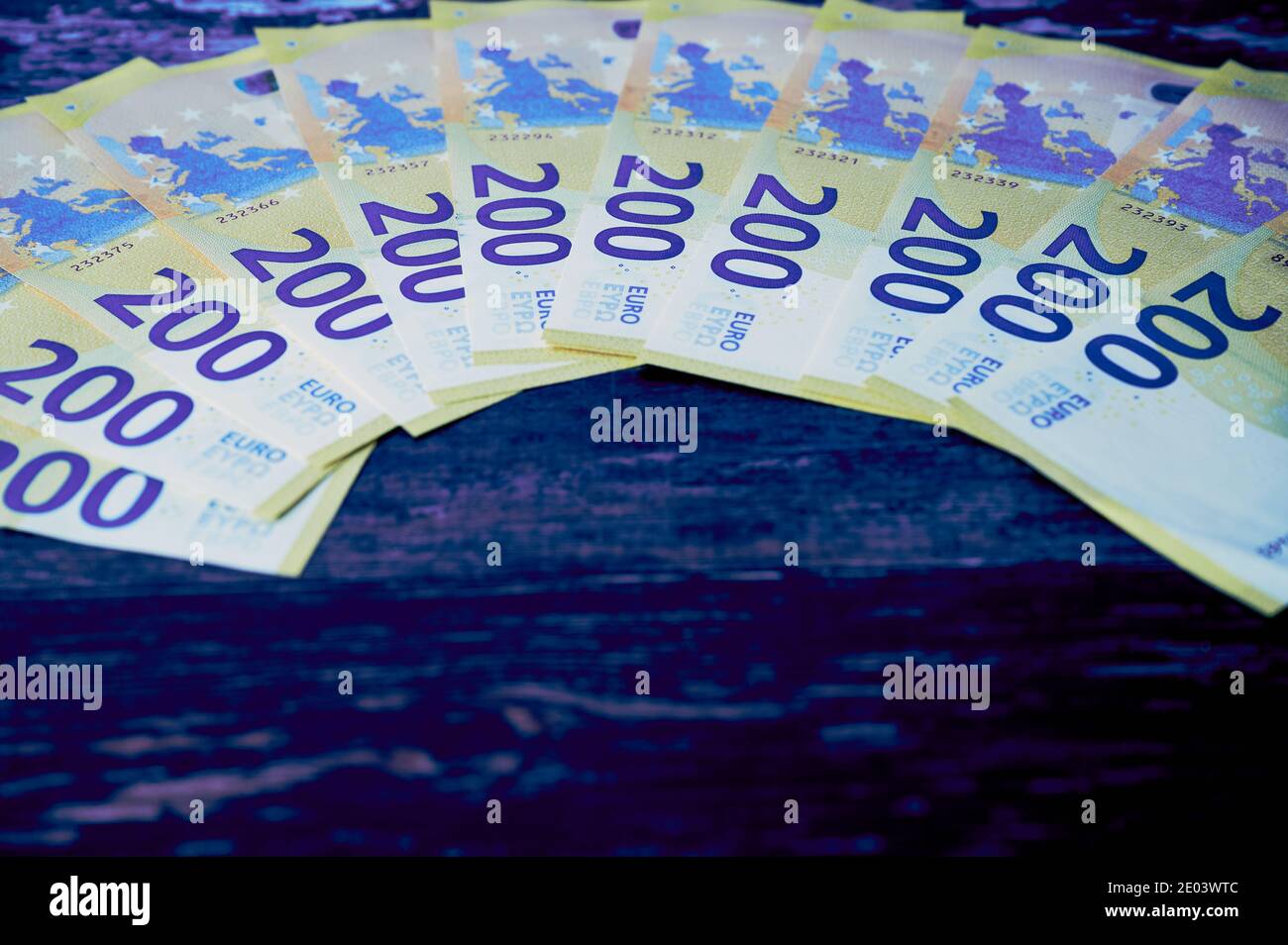 Rangée de factures de 200 euros avec espace de copie Banque D'Images