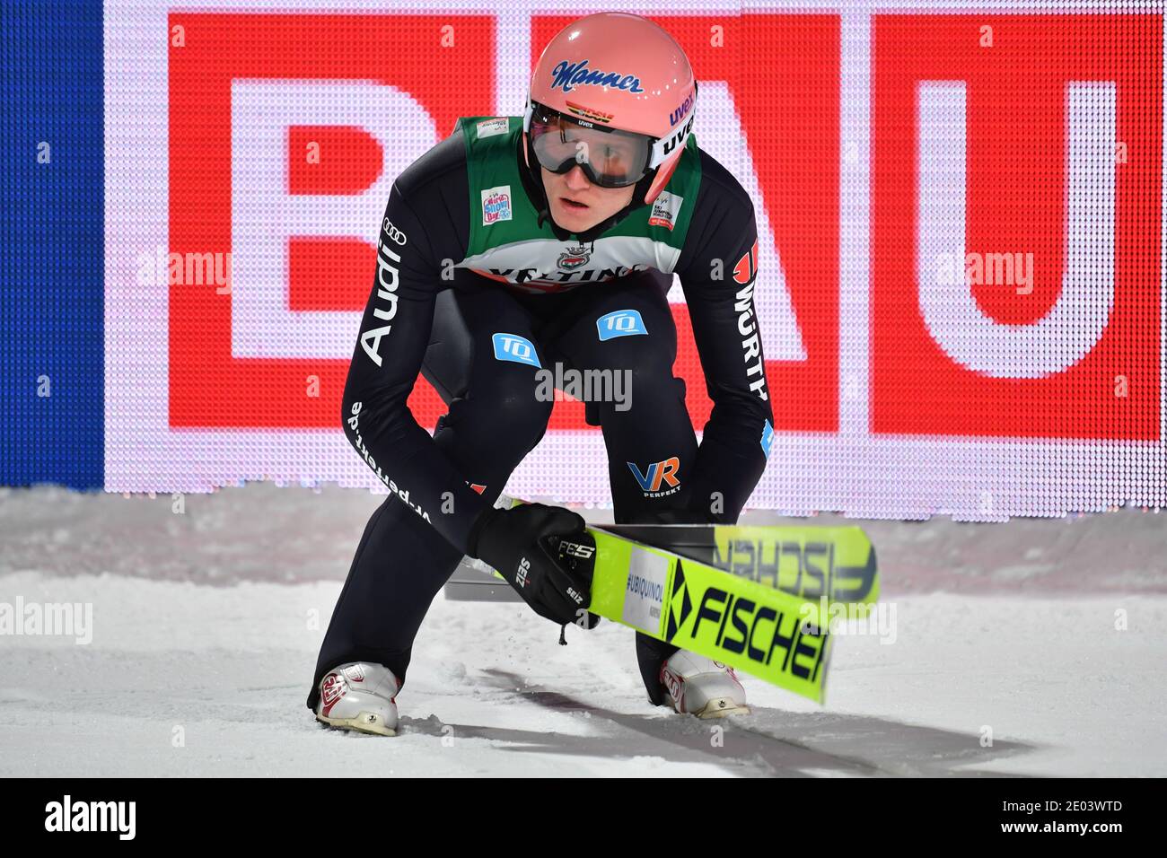 Oberstdorf, Allemagne. 29 décembre 2020. Karl GEIGER (GER) après son premier saut dans la colline de saut à ski, action, action individuelle, image unique, découpe, plein corps, figure entière saut à ski, 69e Tournoi International de quatre collines 2020/21. Ouverture du concours à Oberstdorf, AUDI ARENA, le 29 décembre 2020. | utilisation dans le monde crédit: dpa/Alay Live News Banque D'Images