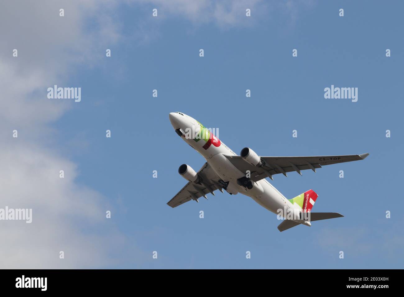 TAP Air Portugal Airbus A330 au départ de l'aéroport de Heathrow Banque D'Images