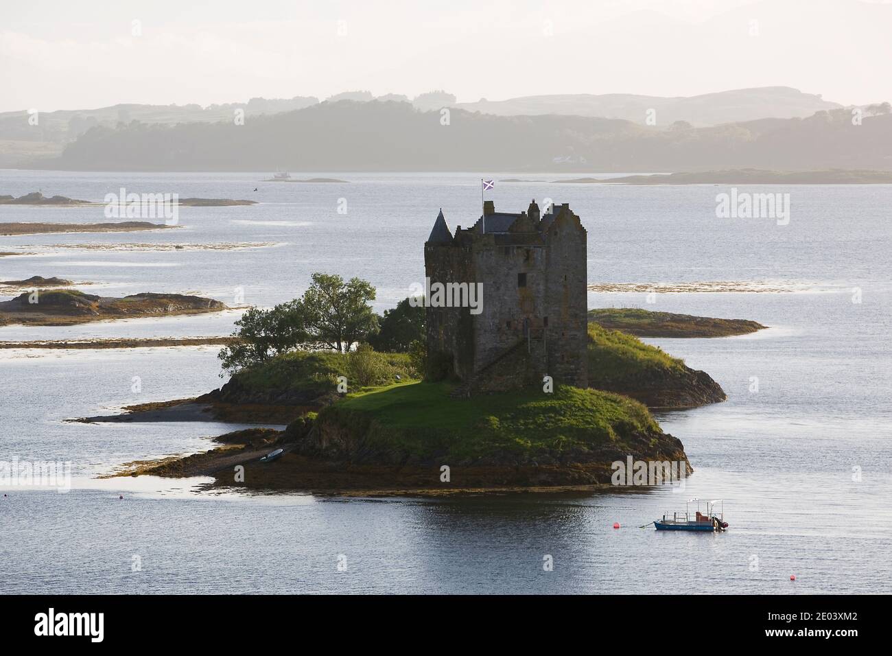 Le château de Stalker, une tour de quatre étages, ou restez pittoresque sur un îlot de marée sur le Loch Laich, Port Appin, Argyll, Écosse. Banque D'Images