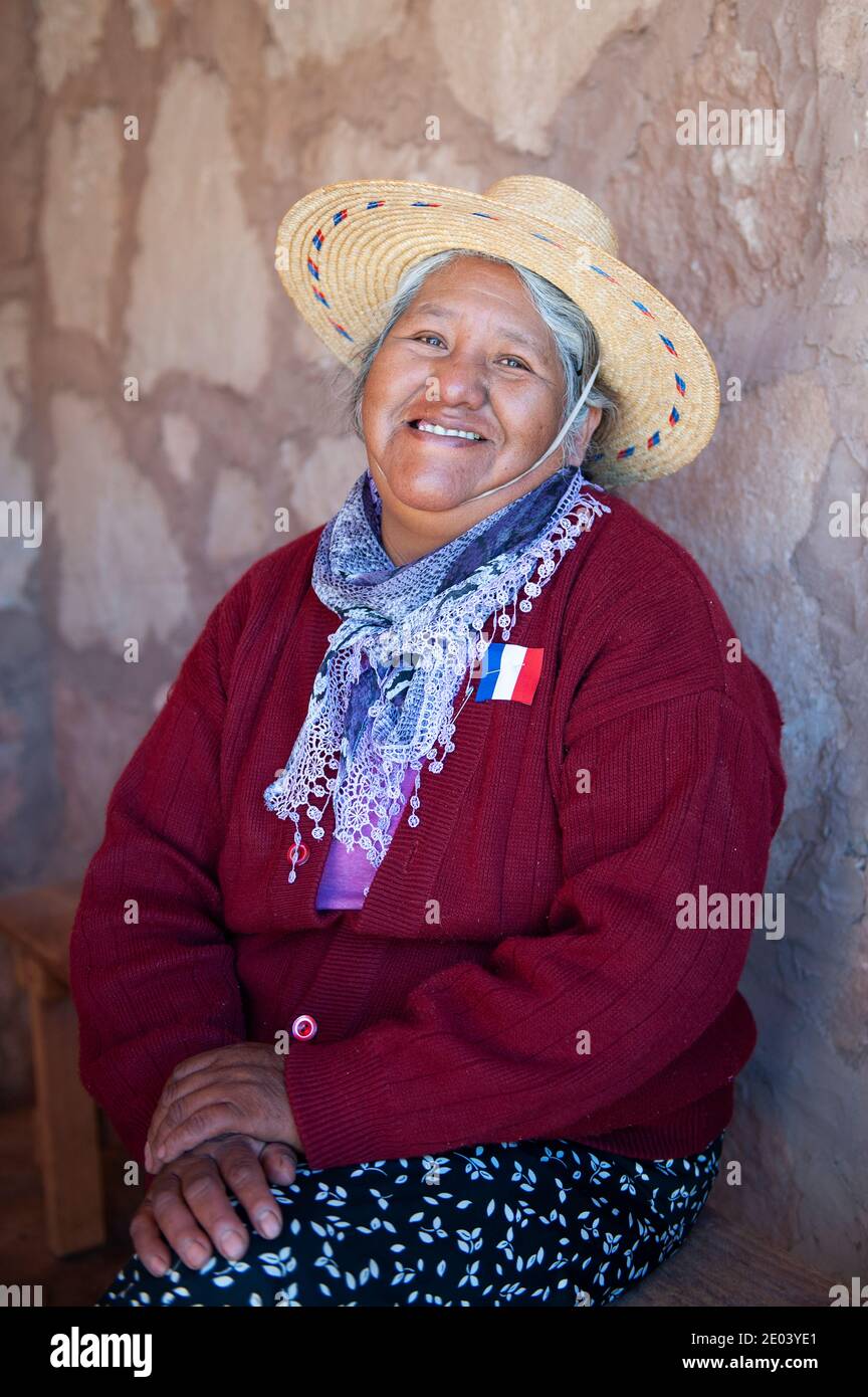 Atacama femme du désert souriant à la caméra. Banque D'Images
