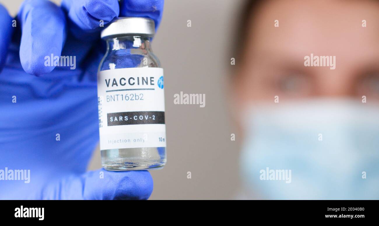 Odessa, Ukraine - 9 décembre 2020 : un scientifique ou un médecin porte un nouveau vaccin BNT162b2 pour l'injection de volontaires humains contre le SRAS-cov-2, le coronavirus ou le covid-19. Développement et recherche de nouveaux médicaments Banque D'Images
