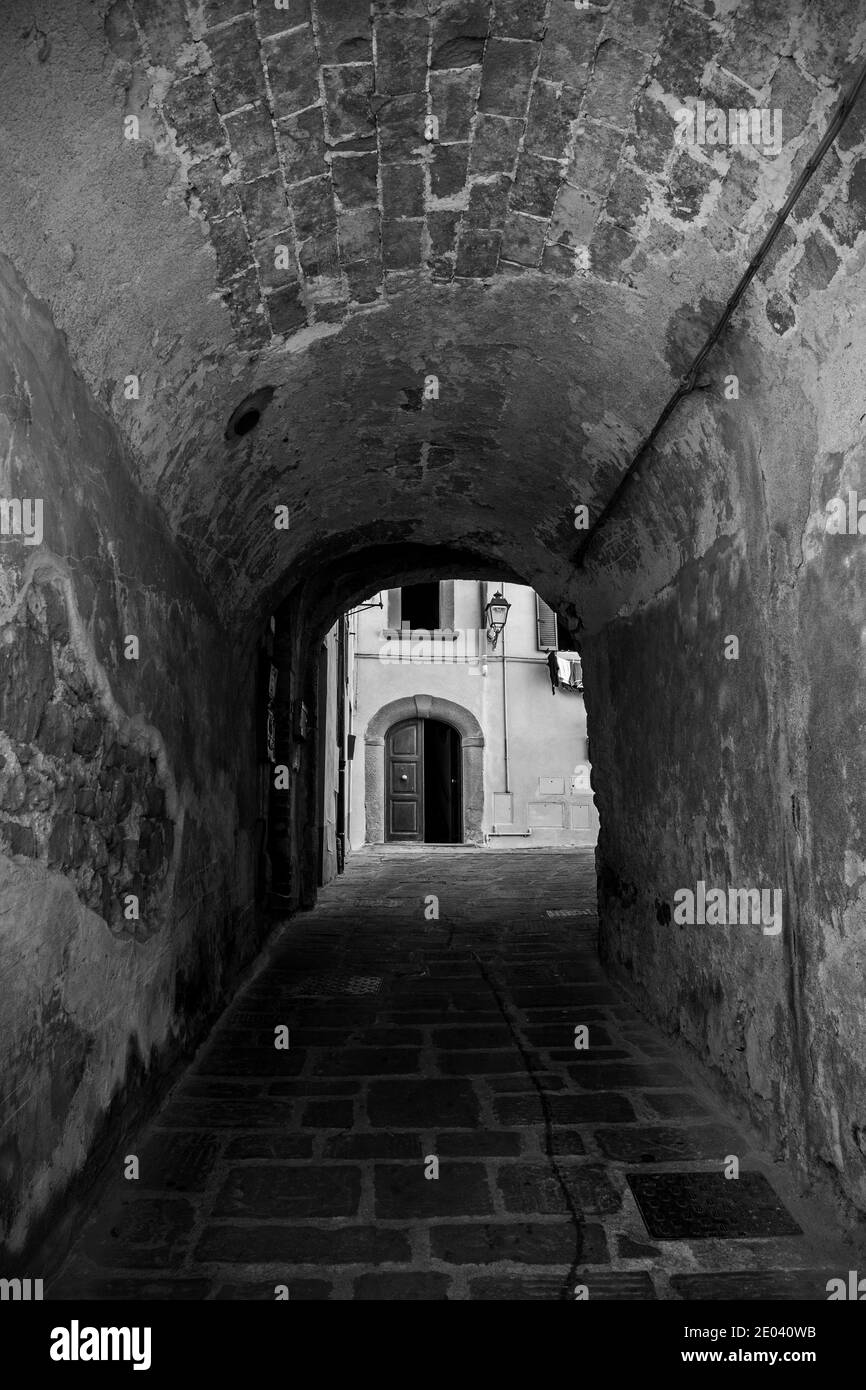 Une allée couverte dans le village médiéval historique de Scansano, province de Grosseto, Toscane, Italie Banque D'Images