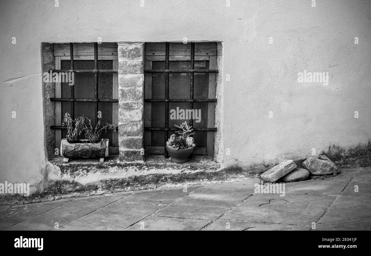 Fenêtres dans un ancien bâtiment résidentiel dans le village médiéval historique de Scansano, province de Grosseto, Toscane, Italie Banque D'Images